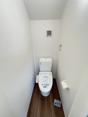 【トイレ】 | 福岡市東区舞松原3丁目1期　3号棟（全3棟）【仲介手数料無料・0円】 | 現地写真。2階にもトイレです。