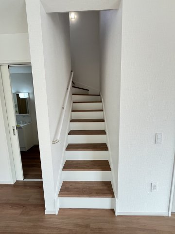 【内装】 | 福岡市東区舞松原3丁目1期　3号棟（全3棟）【仲介手数料無料・0円】 | 現地写真。2階へ上がる階段です。手摺もついて安全ですね。