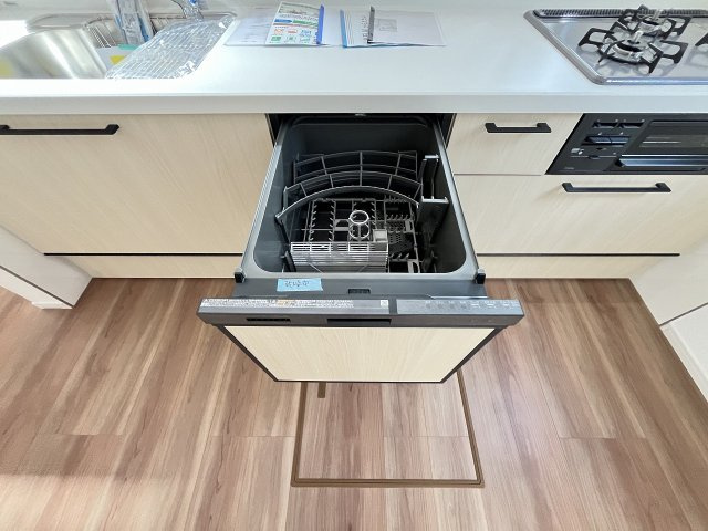 【キッチン】 | 福岡市東区舞松原3丁目1期　3号棟（全3棟）【仲介手数料無料・0円】 | 現地写真。食洗器が付いてます。