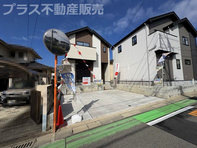 【外観】 | 福岡市東区舞松原3丁目1期　3号棟（全3棟）【仲介手数料無料・0円】 | 現地写真。プラス不動産販売なら、現場の全ての棟をまとめてご見学頂けます。