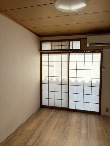 コーポサンライズの居間・リビング|使いやすい居間です