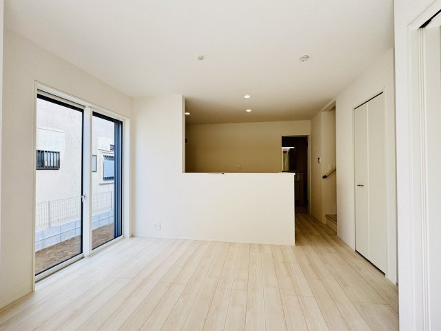 市川市宮久保６丁目新築戸建【宮久保小学校：8分】の居間・リビング|16.7帖リビングダイニングキッチン