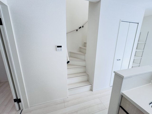 市川市宮久保６丁目新築戸建【宮久保小学校：8分】の居間・リビング|家族の顔が見えるリビングイン階段