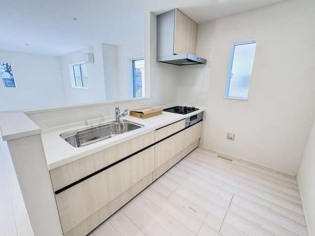 市川市宮久保６丁目新築戸建【宮久保小学校：8分】のキッチン|お手入れしやすいレンジフード・シンクの水栓には浄水器がついてます！