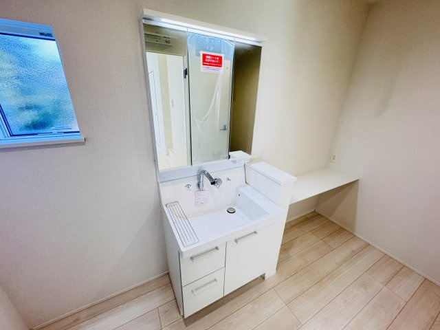 市川市宮久保６丁目新築戸建【宮久保小学校：8分】の独立洗面台|シャワーヘッド付き三面鏡洗面化粧台