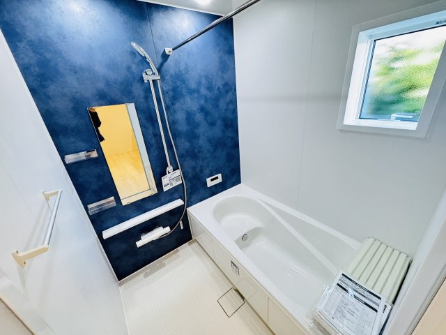 市川市宮久保６丁目新築戸建【宮久保小学校：8分】の浴室|手元で水流切り替えシャワーヘッド・足を伸ばせる広々浴槽で毎日リラックス♪