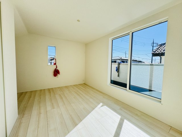 市川市宮久保６丁目新築戸建【宮久保小学校：8分】の寝室|8帖寝室・南側バルコニー前の明るいお部屋です♪