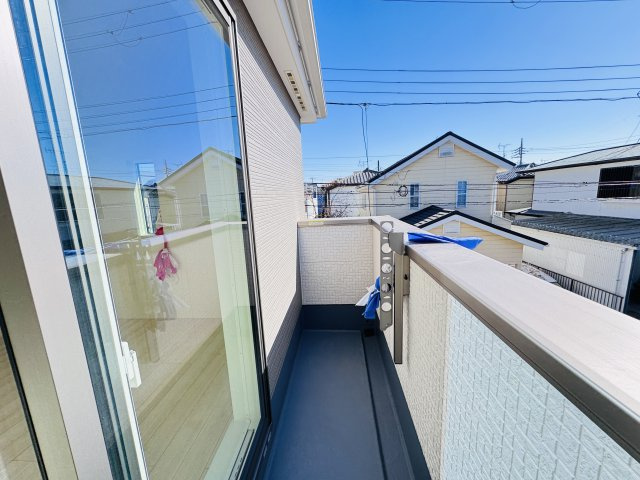 市川市宮久保６丁目新築戸建【宮久保小学校：8分】のバルコニー|寝室前南向きバルコニー・日当たり良好♪