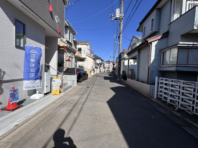 市川市宮久保６丁目新築戸建【宮久保小学校：8分】の前面道路含む現地写真|東側前面道路