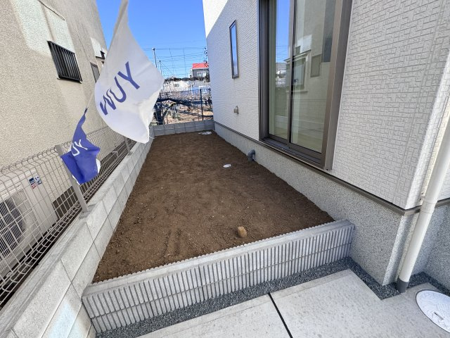 市川市宮久保６丁目新築戸建【宮久保小学校：8分】の庭|リビング前隣地境界スペース