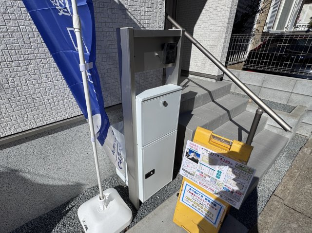 市川市宮久保６丁目新築戸建【宮久保小学校：8分】の防犯設備|インターホン・宅配ボックス完備