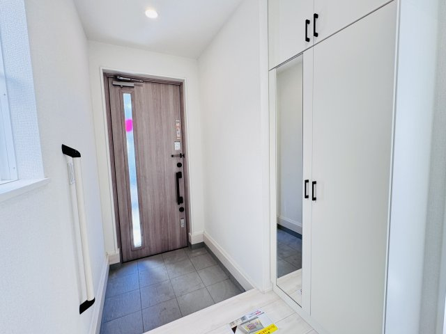 市川市宮久保６丁目新築戸建【宮久保小学校：8分】の玄関|玄関ホール・ミラー付きシューズボックス