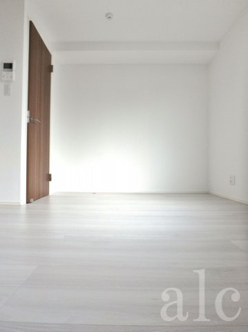 STAYGOLD EGOTA(ステイゴールド エコダ)の居間・リビング|清潔感のあるホワイトフローリング　※別部屋参照