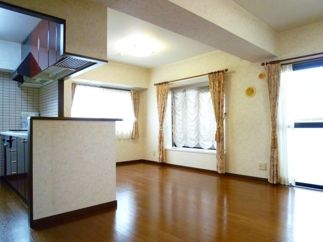 エヴァ諏訪野の居間・リビング|広いリビング☆