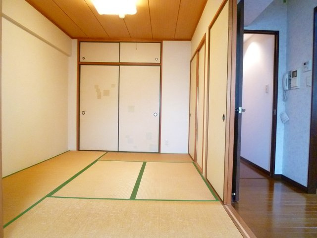 エヴァ諏訪野の寝室|収納スペース付きの寝室です☆