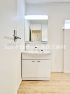 【独立洗面台】 | 沼津市大塚 15期 新築一戸建て 2号棟 | 朝の支度にも助かる、独立の洗髪洗面化粧台