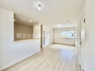 【居間・リビング】 | 沼津市西間門 9期 新築一戸建て | 16.2帖のリビングダイニングです