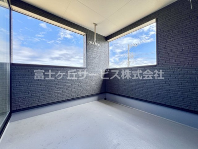 【バルコニー】 | 沼津市西間門 9期 新築一戸建て | 開放的で明るい空間を演出してくれるバルコニーです