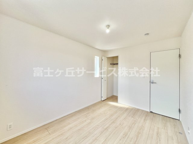 【洋室】 | 沼津市西間門 9期 新築一戸建て | ６帖の洋室です