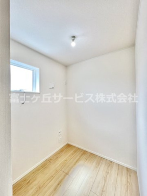 【洋室】 | 沼津市西間門 9期 新築一戸建て | 2.5帖のテレワークルームです