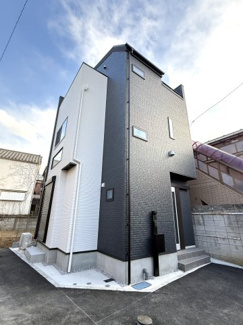 【外観】 | 2025年10月完成、洗練されたダークカラーが目を引く新築未入居戸建！3階建てのシャープなフォルムが街並みに映えます 。新しい住まいで、ご家族との新しい思い出作りをここからスタートさせましょう。
