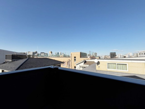 【バルコニー】 | 空を近くに感じるバルコニー！お洗濯物を干すだけでなく、ちょっとしたガーデニングを楽しんだり、椅子を置いて外の空気を吸いながらリフレッシュしたり。都市生活の中で、貴重な屋外プライベート空間です。