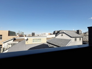 【展望】 | 3階からの開放的な眺望！周囲に高い建物が少なく、広い空を仰げる贅沢なロケーションです。夜には街の灯りを眺めながら、バルコニーで涼むひとときが、一日の疲れを優しく癒してくれそうですね。