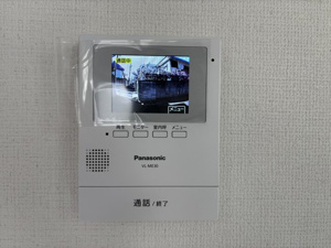 【セキュリティ】 | 来客の顔が室内からはっきりと確認できるモニター付インターホンです。お子様の留守番中や夜間の対応も、ドアを開けずに会話ができるため防犯性が向上し、ご家族に毎日の安心を届けてくれます。