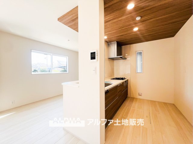 羽村市緑ヶ丘4丁目　全7棟の前面道路含む現地写真|【A cozy space】◆余白のある暮らし◆
人を招いても、ひとりで過ごしても心地よい住空間。
温もりを感じるこの場所が、暮らしの輪郭をやさしく描いていく。