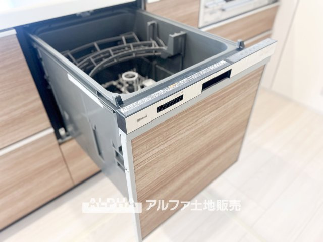 羽村市緑ヶ丘4丁目　全7棟の前面道路含む現地写真|【A place that feels right】◆自然と人が集まる◆
広がりを感じる住空間と、手触りのある落ち着いた雰囲気。
ここで重ねる毎日が、暮らし方そのものを静かに変えていく。