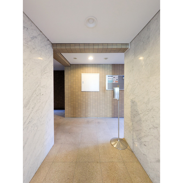 レジデンス新宿中落合のエントランス