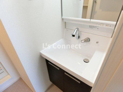 【洗面所】 | アルバスラピスⅢ | 朝の支度もスムーズな独立洗面台。