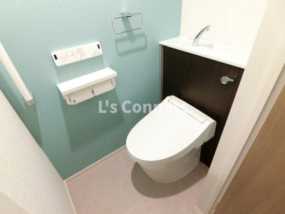 【トイレ】 | アルバスラピスⅢ | 温水洗浄便座付きのトイレ。