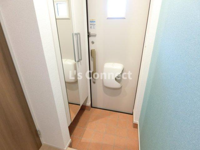 【玄関】 | アルバスラピスⅢ | 背の高い下駄箱には鏡付きで身だしなみチェック。