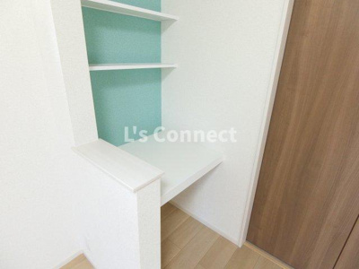 【設備】 | アルバスラピスⅢ | 机としても使える棚があります。