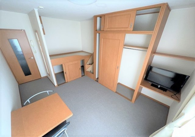 レオパレスグランドールの居間・リビング|1階はフローリング、2階はじゅうたんです。