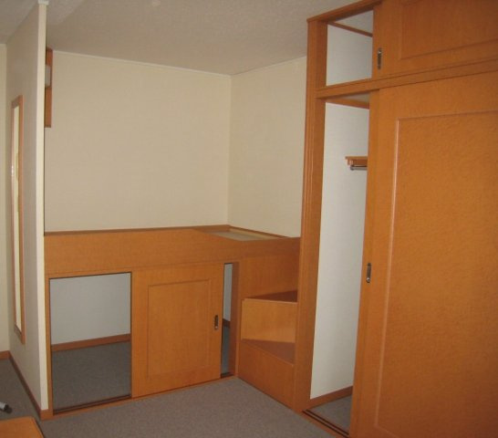 レオパレスグランドールの内装|1階はフローリング、2階はじゅうたんです。