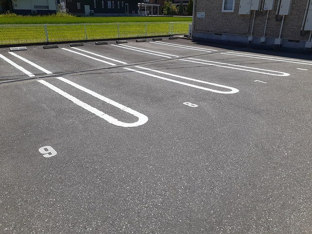 サイモンＳＥＶＥＮ　Ａの駐車場|駐車場に車を止められます