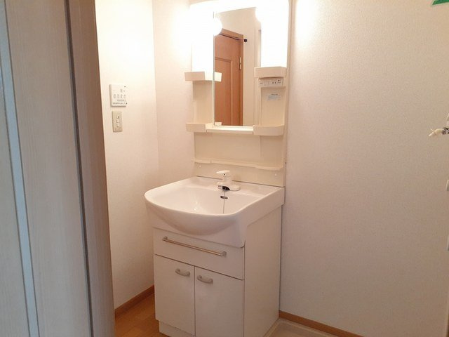 サイモンＳＥＶＥＮ　Ａの洗面所|コンパクトで使いやすい洗面所