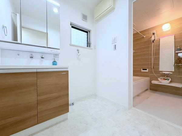 横浜市鶴見区大東町の中古一戸建の独立洗面台