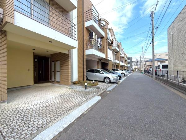 横浜市港北区日吉７丁目の中古一戸建の前面道路含む現地写真