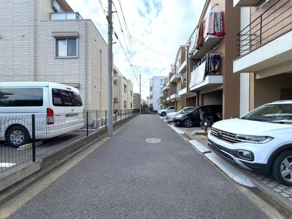 横浜市港北区日吉７丁目の中古一戸建の前面道路含む現地写真