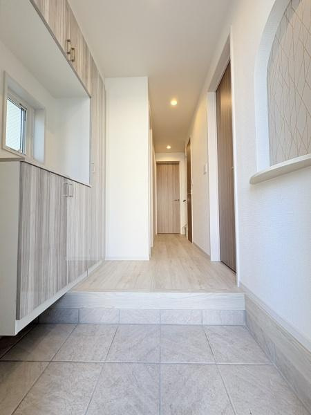 座間市南栗原３丁目の新築一戸建の玄関