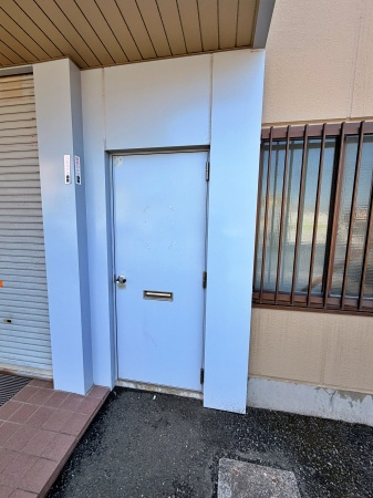 神立町倉庫付事務所の玄関