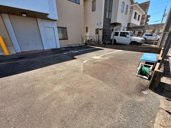 神立町倉庫付事務所の駐車場