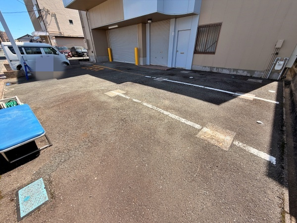神立町倉庫付事務所の駐車場
