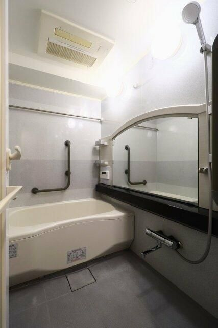 リブゼ横浜紅葉坂の浴室