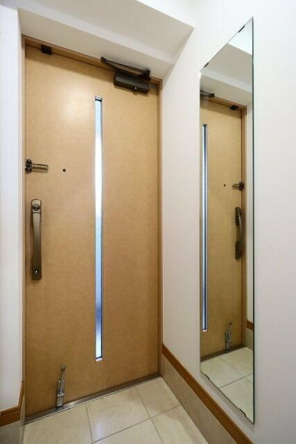 リブゼ横浜紅葉坂の玄関