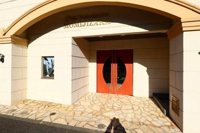 リブゼ横浜紅葉坂のエントランス