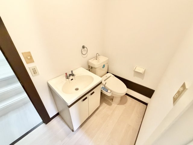 鹿放ケ丘戸建の洗面所|明るい洗面所です